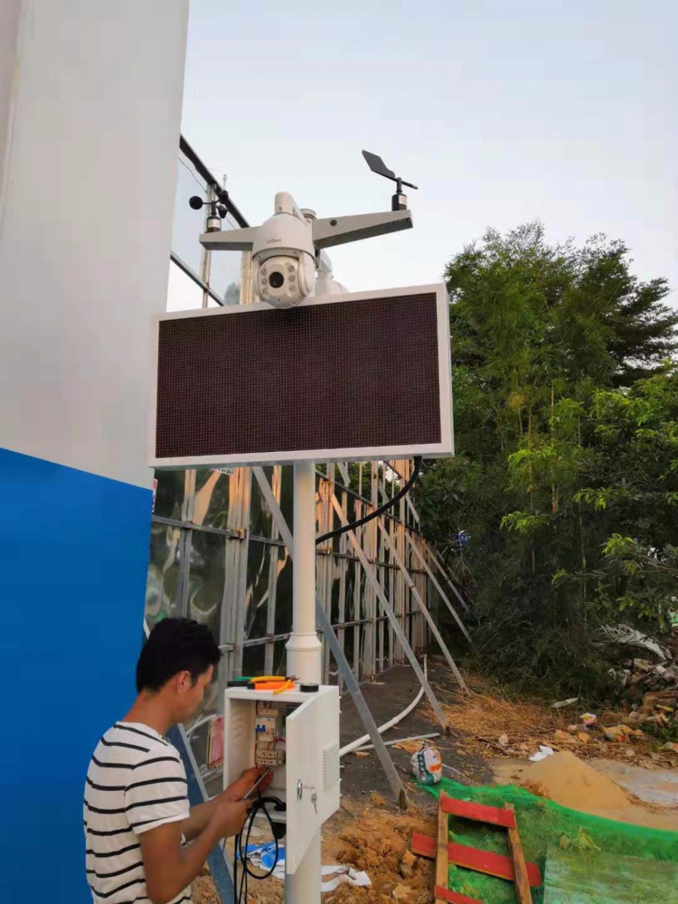 建筑工地風(fēng)向風(fēng)速、噪音、揚(yáng)塵監(jiān)測(cè)、視頻監(jiān)控等設(shè)備安裝